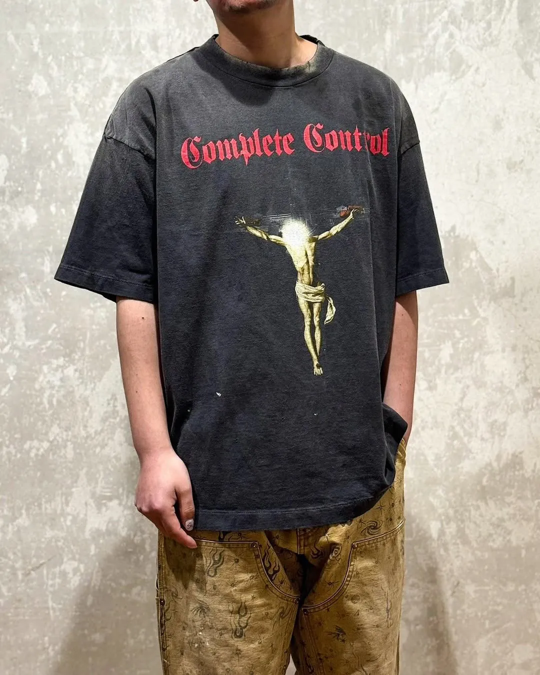 SAINT Mxxxxxx × Kosuke Kawamura KK_SS TEE/COMPLETE CONTRL/BLK KK joint model Jesus AK submachine gun cross printed TEE Washed black S-XL KK joint model's creative Jesus cross has never disappointed. Faded and washed with sulfur dye to make it distressed. Hole treatment. Printing is repeatedly revised and sketched. Extremely restored ZP. Cylindrical side seam high weight fabric. Stiff and comfortable. Correct accessories. Customized co-branded wash mark/little angel mark, top purchasing agent level